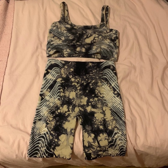 NWOT Athleta 2PC SET Seamless Tie Dye Yoga Top & Biker Shorts - Picture 2 of 13